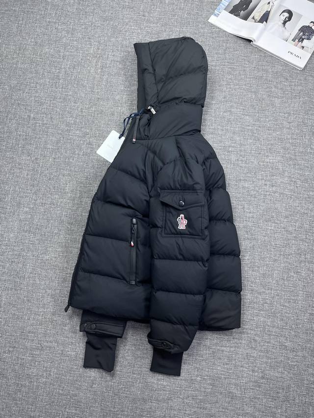 Moncler 蒙口今年的羽绒服开场爆炸来袭，全世界限量首发，德国专柜超级vip专享款，专柜售价达18200+，全球6月独家首发就一扫而空，又是一个剁手款，明星 - 点击图像关闭