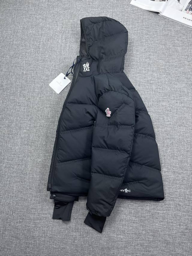 Moncler 蒙口今年的羽绒服开场爆炸来袭，全世界限量首发，德国专柜超级vip专享款，专柜售价达18200+，全球6月独家首发就一扫而空，又是一个剁手款，明星