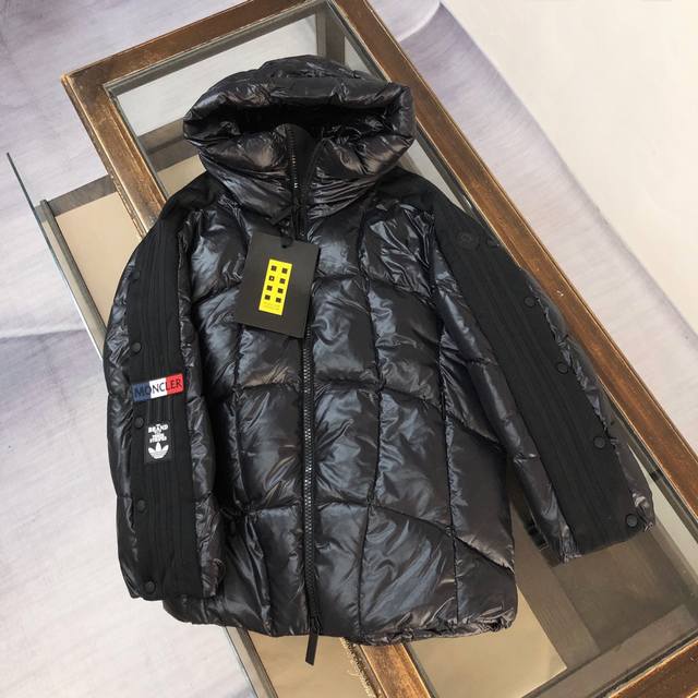 Moncler X Adidas三叶草联名合作款秋冬新款羽绒服 两大品牌强强联手，推出突破性的“探索者艺术”系列 令人眼前一亮！Alpbach羽绒服采用定制提花