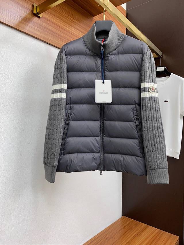 带芯片moncler 蒙口 2024秋冬gw专柜新款 顶级原单男士时尚立领羽绒外套休闲羽绒服。 羊毛拼接款 海外贸易渠道订购，中国香港仓直发，精品限量销售。 M