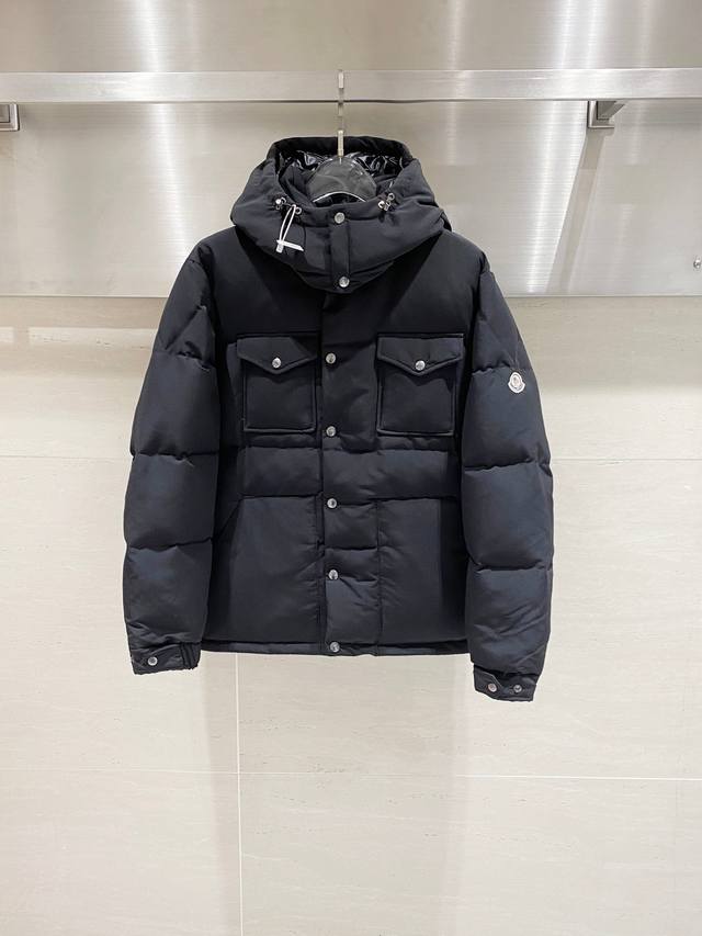 蒙口可拆卸可调节兜帽羽绒服，Moncler Fornas男士短款羽绒夹克外套.连帽可脱卸.可无痕隐藏变立领夹克外套. Fornas短款羽绒夹克是男装的典范之作，