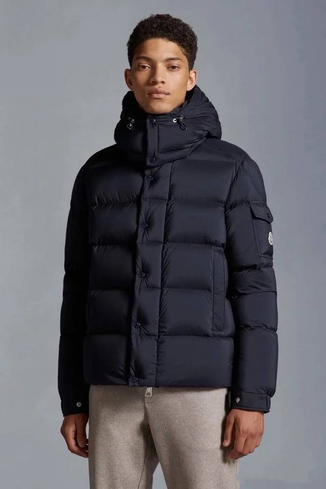 Moncler 蒙口 24Ss新款男士短款防风防水连帽鹅绒羽绒服，代沟3W+，品质好货不容错过！而且采用哑光面料，无论饱和度还是颜色都很高，实物更好看！超有档次