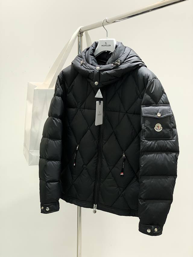 Moncler 蒙口，2024冬季最新品，专柜同步有售，原单狠货，时尚休闲连帽羽绒外套，上身舒适！吸睛而有亮点，采用进口原版面料，顶级刺绣工艺字母图案logo，