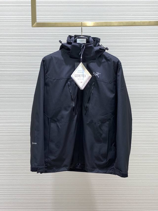 Arcteryx 始祖鸟，2024冬季aw新品，时尚休闲连帽羽绒服两件套，专柜同步有售，原单狠货，进口原版面料，工艺极度复杂，视觉相当雅致时髦，高贵而优雅，从主