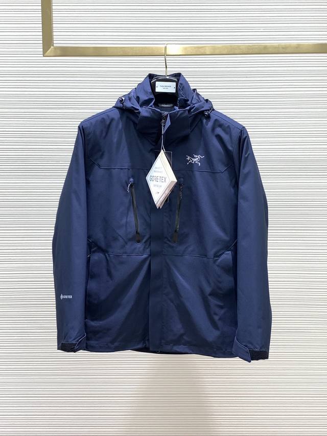 Arcteryx 始祖鸟，2024冬季aw新品，时尚休闲连帽羽绒服两件套，专柜同步有售，原单狠货，进口原版面料，工艺极度复杂，视觉相当雅致时髦，高贵而优雅，从主