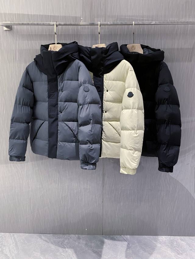 Moncler 蒙口黑标短款羽绒服，原版nfc感应式防伪芯片，门襟采用3D字母logo浮雕，内衬是亮黑色面料，超有质感！充绒饱和度高，不显臃肿！采用顶级国标90