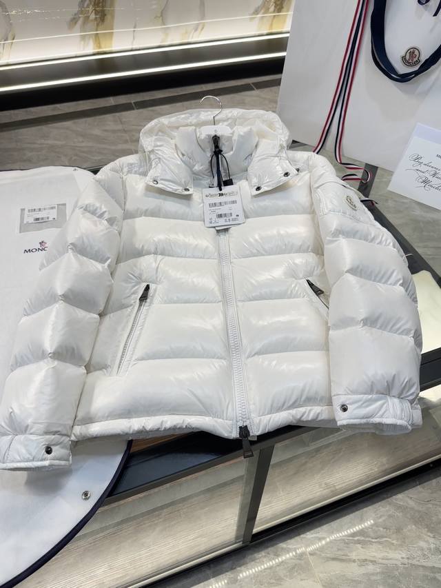 特级羽绒00Moncler Maire柜台限定色.经典短款女士羽绒服夹克外套. 95鹅绒填充，850+蓬松度 如果白色你在柜台见过,摸过,市面上没找到让你满意的