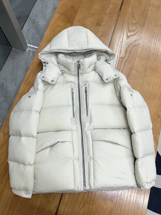 Moncler与机能街头品牌 1017 Alyx 9Sm 首次展开合作，重塑 Moncler 多款羽绒服经典设计，为其融入 1017 Alyx 9Sm 独特的层