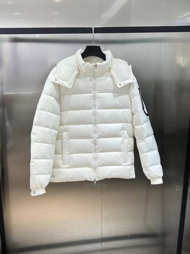 Moncler 蒙口 24Fw冬季新品。自由舒适 可拆卸帽 连帽滑雪羽绒服，原厂订单，同步官网发售！仅在柜台发售的顶尖限量单品专柜1.3W+，贸易公司渠道稀出，