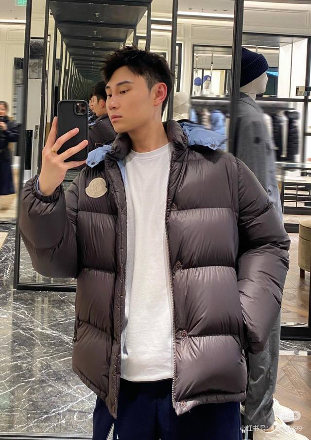 上身图 Moncler 可拆袖两穿羽绒服 棕褐色