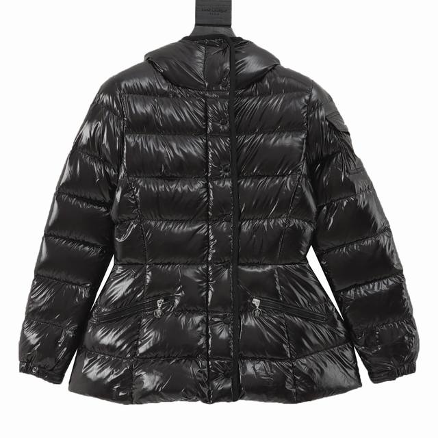 Moncler 蒙口2024早秋新品 Barante女士短款连帽羽绒收腰外套 巨显瘦收腰款羽绒服 采用尼龙油蜡皮微皱工艺 使整件衣服效果彰显高级感的同时又洋气好