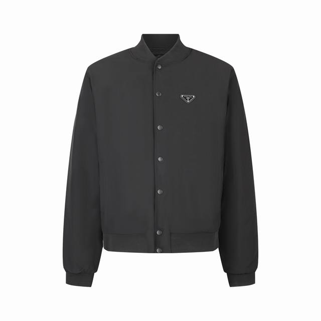 隔天到货 Prada 棉布飞行员夹克棉服 面料1：采用50支精棉布，新疆棉线定织而成，面料双股位缠绕织成，成本非常之高。 面料2：内里采用天丝a100+内里，表