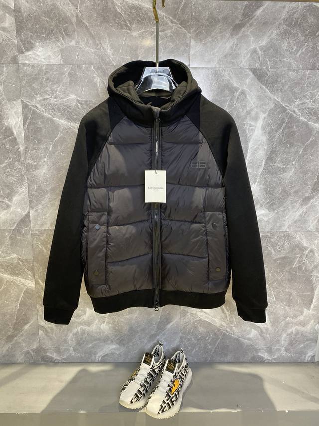 Balenciaga巴黎世家 高品质羽绒服 极度防寒 顶级设计 整件羽绒服更为型格 内里防钻绒工艺处理的非常的好，顶级五金更是客供定制的 即时尚又保暖 整件拥有