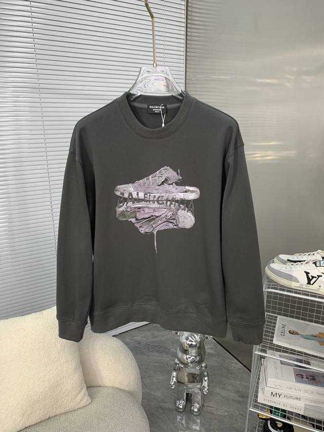 Balenciaga巴黎世家 秋冬新款高克重380克重磅卫衣出货啦！！ 定制高克重纯棉卫衣面料 搭配当下流行重工工艺 做工走线精细 面料上身舒适 男女同款，版型