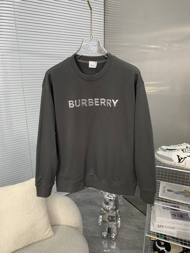 Burberry巴宝莉 秋冬新款高克重380克重磅卫衣出货啦！！ 定制高克重纯棉卫衣面料 搭配当下流行重工工艺 做工走线精细 面料上身舒适 男女同款，版型微阔