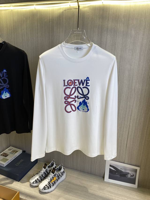 Loewe罗意威 2024秋冬男士长袖t恤最新系列，简约logo元素长袖t恤。定制高级面料手感柔软舒适带有弹力，简约大气，上身效果超赞，大货已出，码数：M-3X