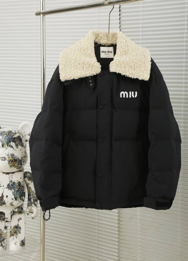 设计师款miumiu系 羊毛鹅绒服 经典logo印花 采用超轻中空纱羊毛质感面料 内里对色绸缎面料 经典miu系学院色 粗花羊毛卷可拆卸 内里90鹅绒含量填充 - 点击图像关闭