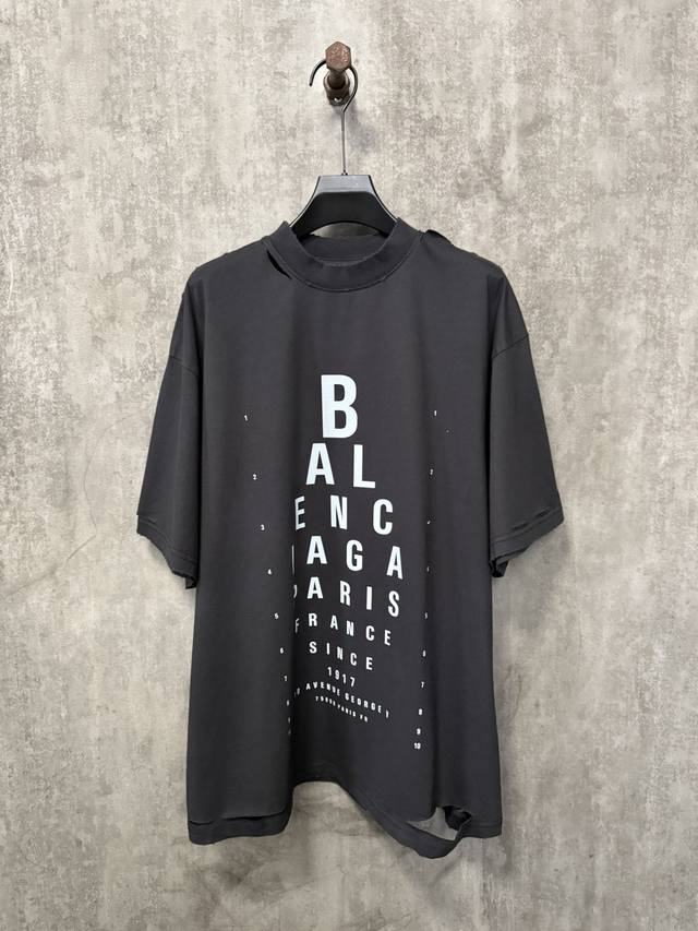 Balenciaga 巴黎世家 24Fw 字母印花重工破坏短袖t恤 面料采用巴黎zp定织定染全棉双纱 克重260克 布面干净 布纹清晰，柔软舒适 螺纹釆用定染无