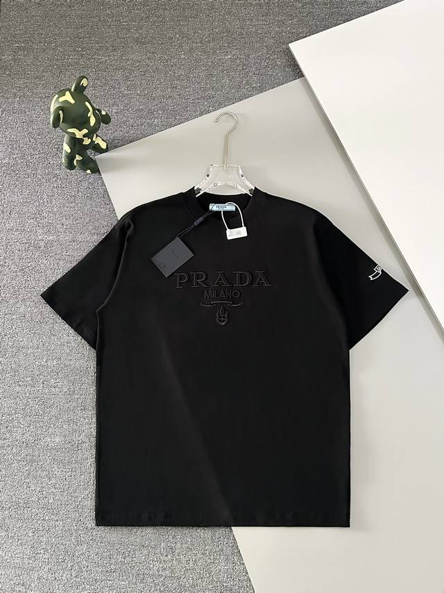 高版本]Prada 普拉达 2025Ss圆领短袖t恤。立体刺绣工艺配配上袖子绣花logo，客供进口双纱32支280G面料，以天然植物纤维提炼出来，手感柔软，穿着