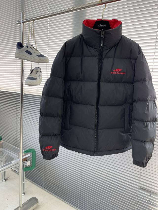 Balenciag 2024Fw秋冬新品双面穿羽绒服，甄选优质科技记忆面料打造，质地超赞，选用最高90号羽绒，客供五金辅料装饰，前后百灵达刺绣搭配数码定位印花工