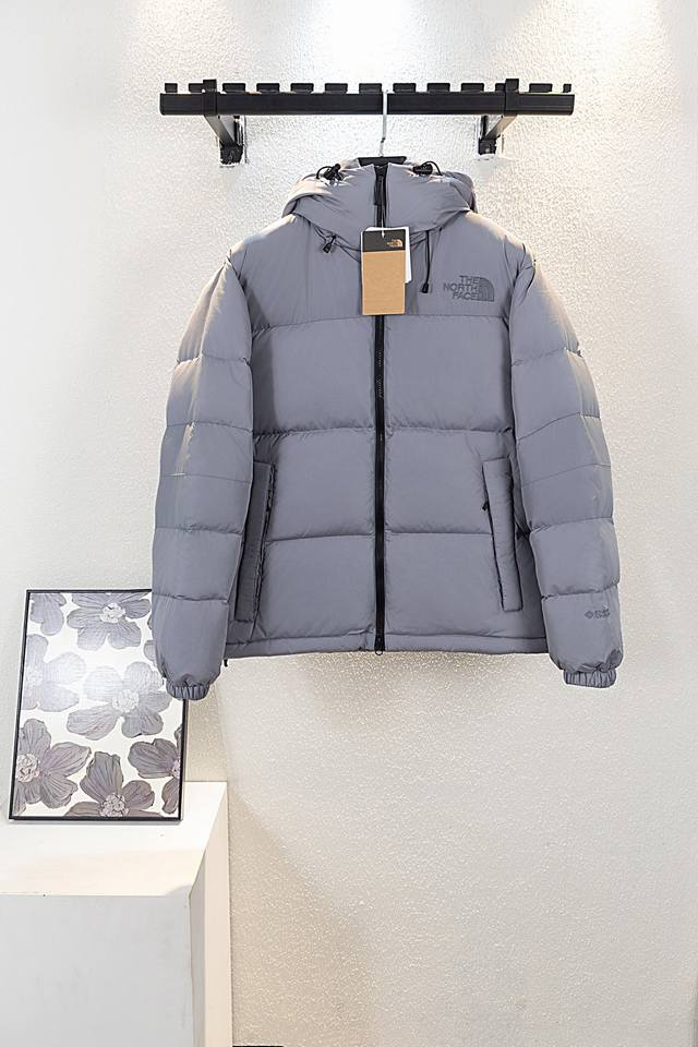 顶级版本 款号b8018 ｜北面 Nuptse Hoodie 22F紫标系列羽绒服 它采用最新技术进行了更新。一款抗风能力很强的羽绒服。Gore-Texinfi