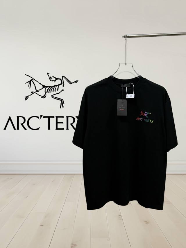 高品质] Arcteryx 始祖鸟 新款男女同款短袖t恤！前后幅涂彩色刺绣logo，时尚休闲短袖t恤衫！经典大牌元素刺绣工艺设计。精选客供进32支280G全棉面