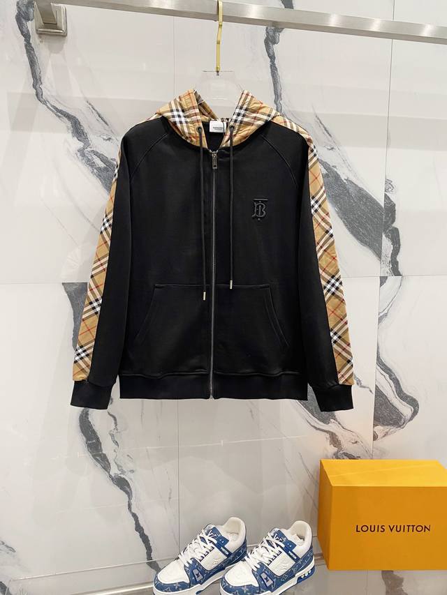 Burberry 巴宝莉 秋冬经典拉链外套 连帽格纹贴布拼接设计 刺绣tb字母 纯原品质 原版面料 官方同款 同缸染面料 手感非常舒服 超级百搭好看 个性复古气