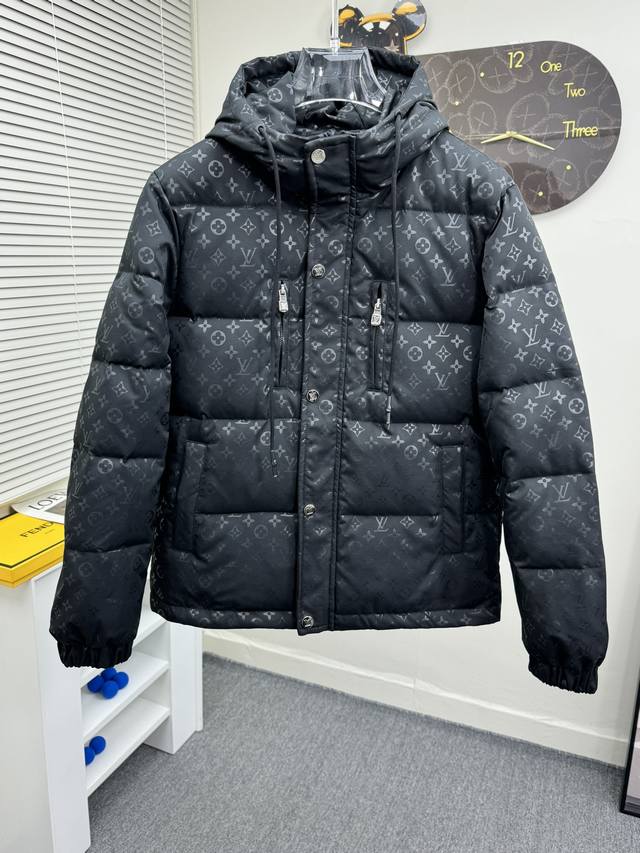 Lv 顶级版本2024秋冬新款羽绒服 原版1:1订制五金配件全进口原版定制 欢迎专柜对比 绝对的高品质 采用顶级90白鸭绒 超柔软 充羽量蓬松饱满 超级重工 面 - 点击图像关闭