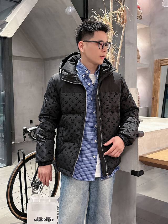 Lv 顶级版本2024秋冬新款羽绒服 原版1:1订制五金配件全进口原版定制 欢迎专柜对比 绝对的高品质 采用顶级90白鸭绒 超柔软 充羽量蓬松饱满 超级重工 面