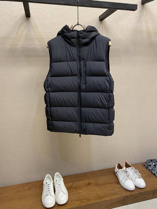 Moncler、柜台长青款 Mo蒙＊玛雅经典连帽马甲背心加厚保暖羽绒马甲 秋冬的内搭神器 羽绒马甲都是走基础风格，可以单穿还可以搭配叠穿，会更有层次感！衣身表面