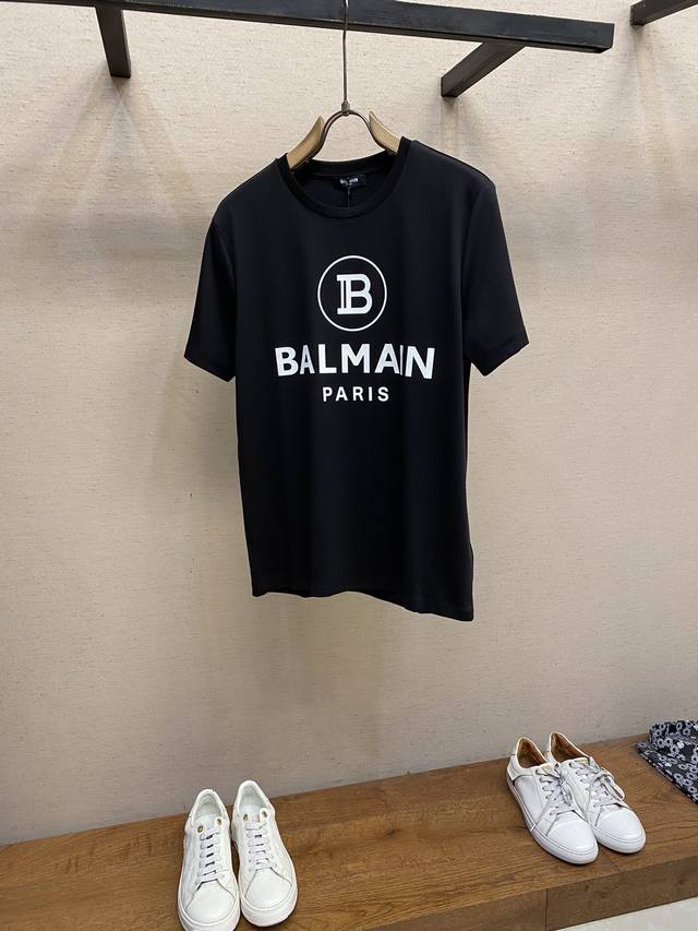 Balmain 巴尔曼 秋冬经典品牌字母印花logo圆领加厚短袖t恤，正面饰有品牌万年经典字母元素彰显巴尔曼品牌格调辨识度，打造男士基本款单品，为男士衣橱注入新