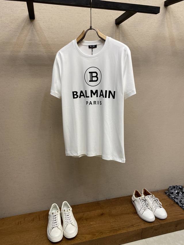 Balmain 巴尔曼 秋冬经典品牌字母印花logo圆领加厚短袖t恤，正面饰有品牌万年经典字母元素彰显巴尔曼品牌格调辨识度，打造男士基本款单品，为男士衣橱注入新