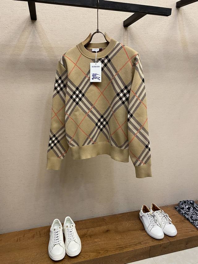 Bbr、 Burberry24秋冬新款格纹羊毛混纺圆领针织衫，这款针织衫选用轻盈羊毛马海毛混纺面料打造，装饰针织 Burberry 格纹。采用圆领设计，呈现休闲