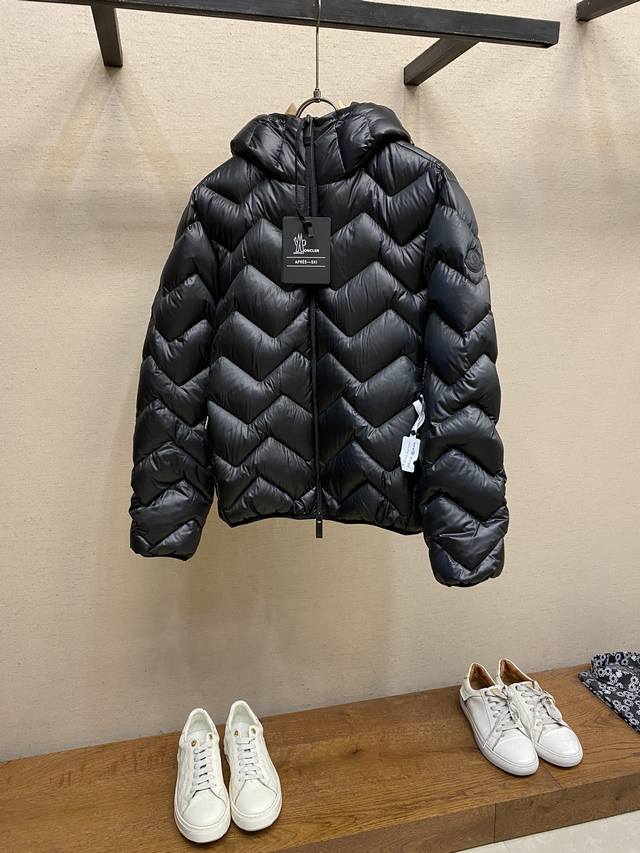 Moncler，秋冬新款波浪格绗缝连帽羽绒服夹克！袖臂皮徽章时尚羽绒服外套！贸易公司渠道稀出，同步官网发售！这款羽绒马甲是法蒙家最新推出的一款时尚百搭单品，它采