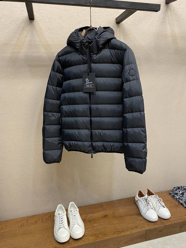 Moncler，Mon24年新品valmasque男士可拆卸兜帽羽绒服外套 Valmasque羽绒服采用轻盈的功能性尼龙面料制成，融合90年代简约风格与现代实用