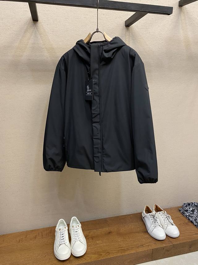 Moncler，24Ss新品，Polset短款羽绒夹克以90年代的简约风格为灵感，具有简洁的流线型廓形设计。采用尼龙面料制成，可调节兜帽可为您提供额外的保护。