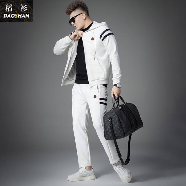 直 Moncler 蒙口 爆款套装来袭 专注官网原版 2024全新爆款卫衣套装 原单狠货倾注顶级设计师的精心之作 就为一个贴合、完美的上身效果 全天然优质天丝罗