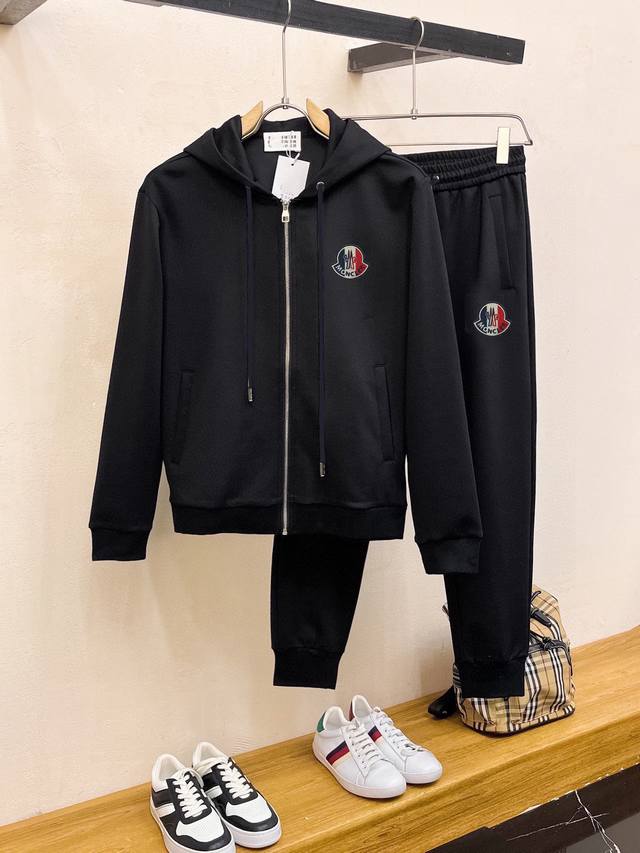 直 Moncler 蒙口 胖子福音 爆款套装来袭 专注官网原版 2024全新爆款卫衣套装 原单狠货倾注顶级设计师的精心之作 就为一个贴合、完美的上身效果 全天然