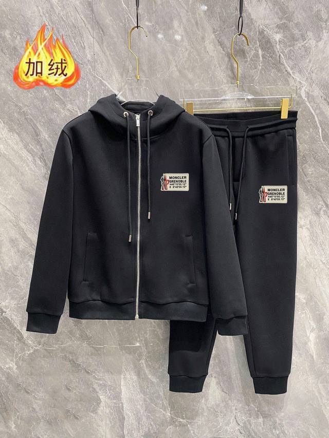 直 品牌 Moncler蒙口 加绒加厚 2024冬款新品 ，明星最爱时装味休闲套装，干净利落剪裁 ，都市风十足 采用精品定制面料，内里保暖效果极佳，手感软糯干爽 - 点击图像关闭