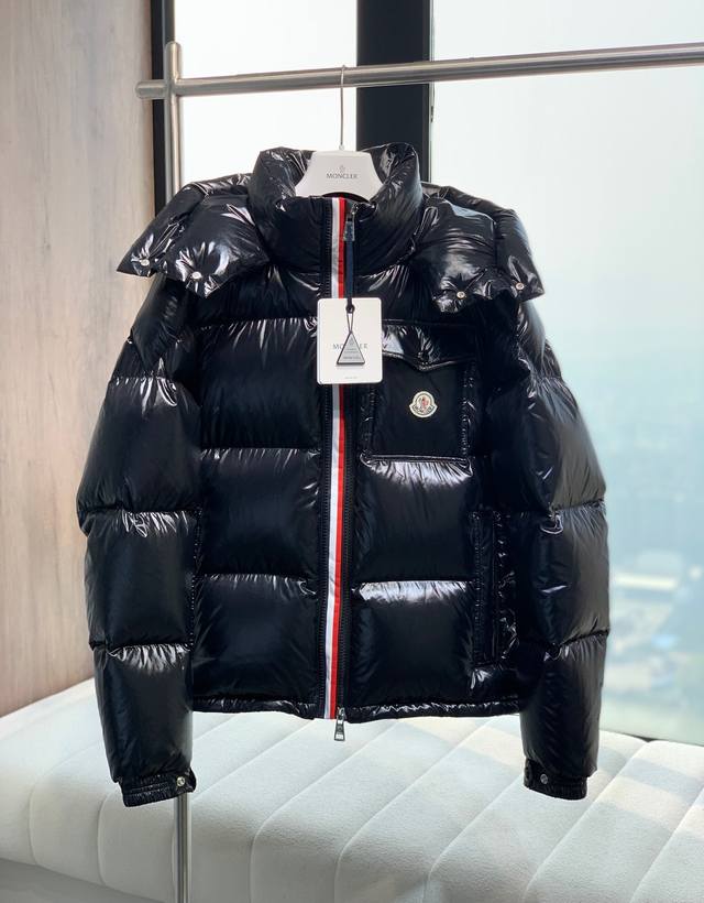 正品代购级 进出口贸易moncler 蒙口，Fw新款彩带连帽羽绒服外套，专柜同步在售， 定制面料，内里90%白鹅绒填充，保暖舒适，前双拉链设计，两种拉链风格，帽