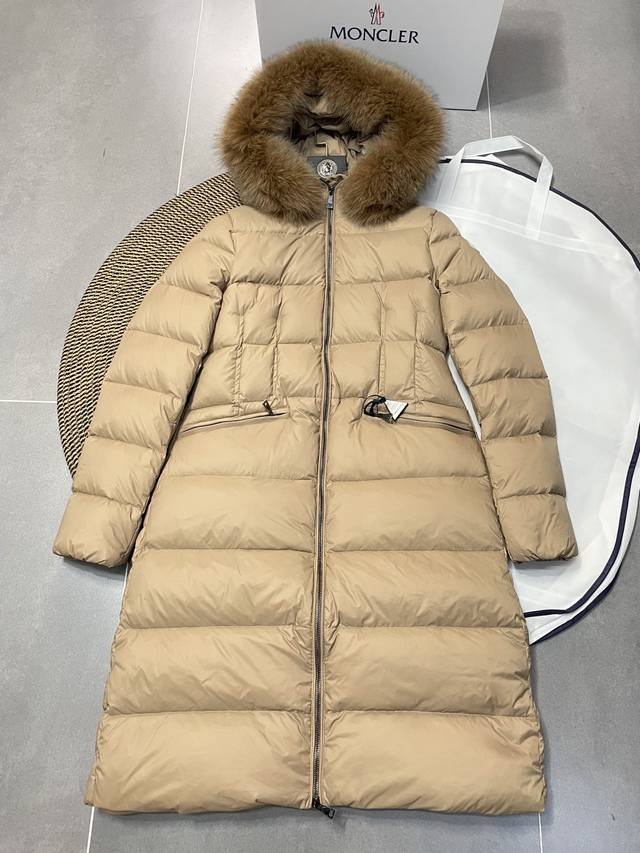 羽绒上新moncler 2024全新配色 Boed女士短款羽绒服夹克外套 Boedic女士羽绒夹克采用longue Saison面料制成，点缀皮毛饰边，提供温暖