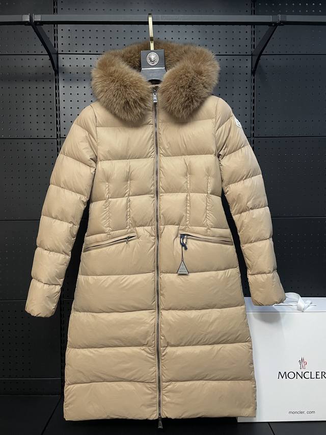 羽绒上新moncler 2024全新配色 Boed女士短款羽绒服夹克外套 Boedic女士羽绒夹克采用longue Saison面料制成，点缀皮毛饰边，提供温暖