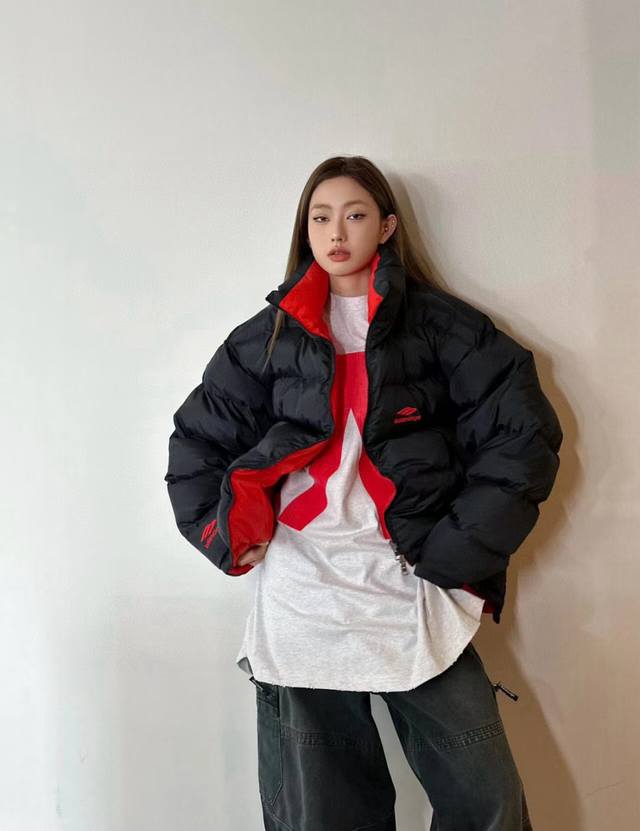 模特咨询图 款号：Y905 Balenciaga巴黎世家 Fw24 Logo字母印花高领拉链宽松版型3B Sports Icon Tracksuit茧型双面穿阔