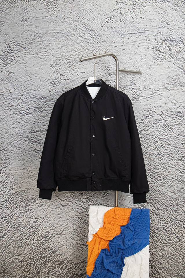 款号：Y950 Stussy X Nike 联名刺绣双面飞行夹克棉服夹棉刺绣棒球服外套 爆火断货王，联名最后的热度，这次联名最好看的就是这个夹克了，时尚是轮回，