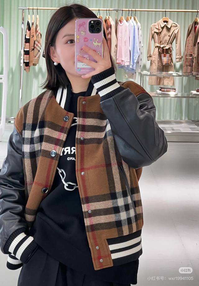 模特咨询图 货号：Y934 Burberry 巴宝莉 2024Ss走秀款棒球服外套夹克 订购原版开模 历时一个月终于出货了，简直太爱了 上身真的超级帅。抖音某博