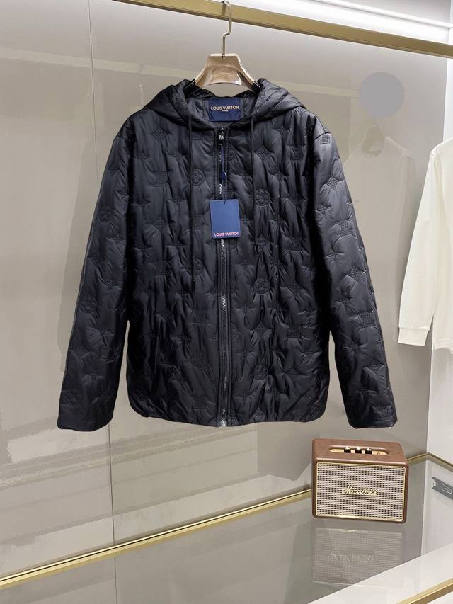 Lv 三标齐全 2024冬季新款棉服加棉外套，秀场新品品相非常完美，舒适保暖，色泽饱满诱人，非常出彩的设计，轻松将时髦感进阶，做工极为考究严谨，走线工整细致！大