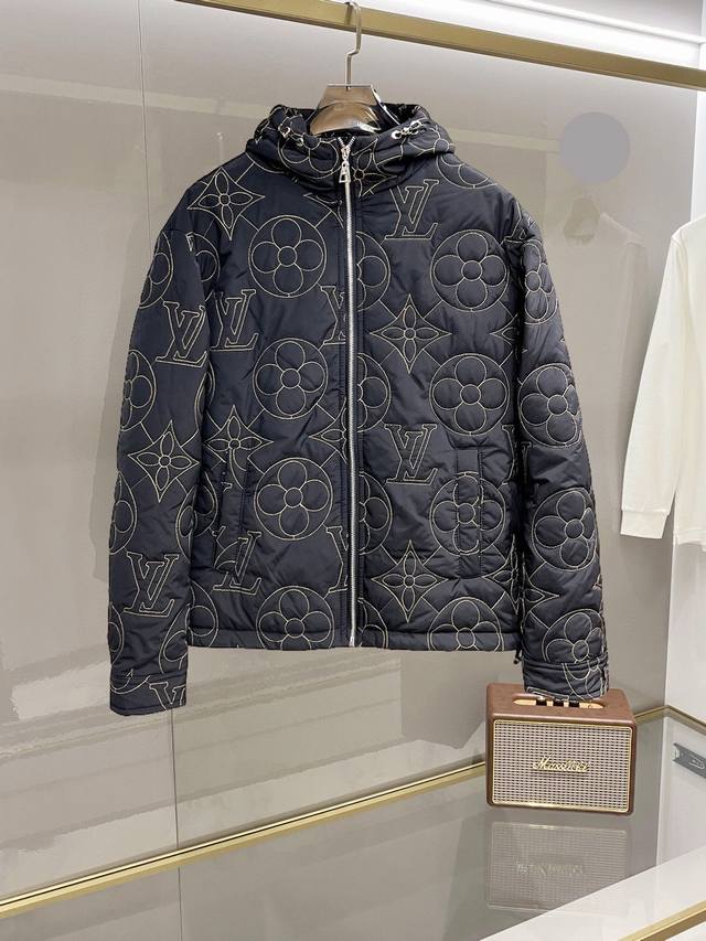 Lv 三标齐全 2024冬季新款棉服加棉外套，秀场新品品相非常完美，舒适保暖，色泽饱满诱人，非常出彩的设计，轻松将时髦感进阶，做工极为考究严谨，走线工整细致！大