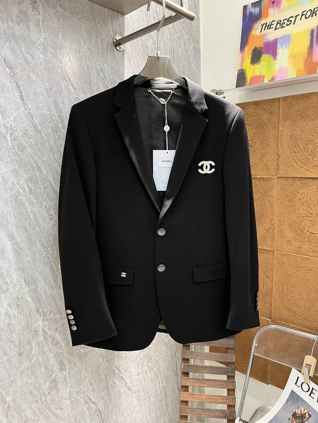 Chanel 经典西服外套精品推荐！外贸公司订单！胸口原版五金镶嵌.高级感强！进口原版天眼布四面弹布料，笔挺垂感十足，整件衣服车工走线整齐平整，所有五金纽扣附料