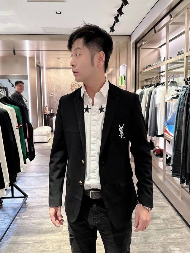 Ysl 经典款休闲西服外套！外贸公司订单！胸口原版绣花.金色纽扣精致高级！进口原版天眼布四面弹布料，笔挺垂感十足，整件衣服车工走线整齐平整，所有五金纽扣附料都是