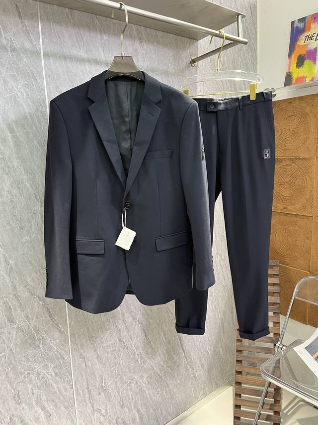 Loro Piana 2024Ss新款男士商务套西！超高端顶尖一线成衣手工系列，西装领域里的佼佼者，世界公认的顶级面料和工艺水平，高密度支数纤维，锦纶色纺纱面料